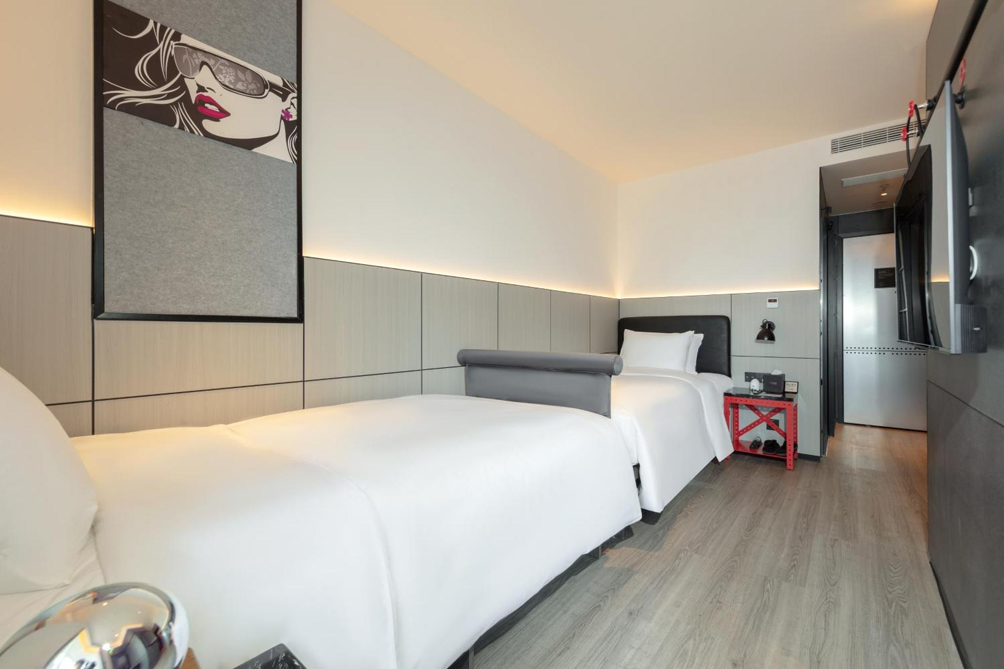 Moxy Chongqing Hotel Bagian luar foto