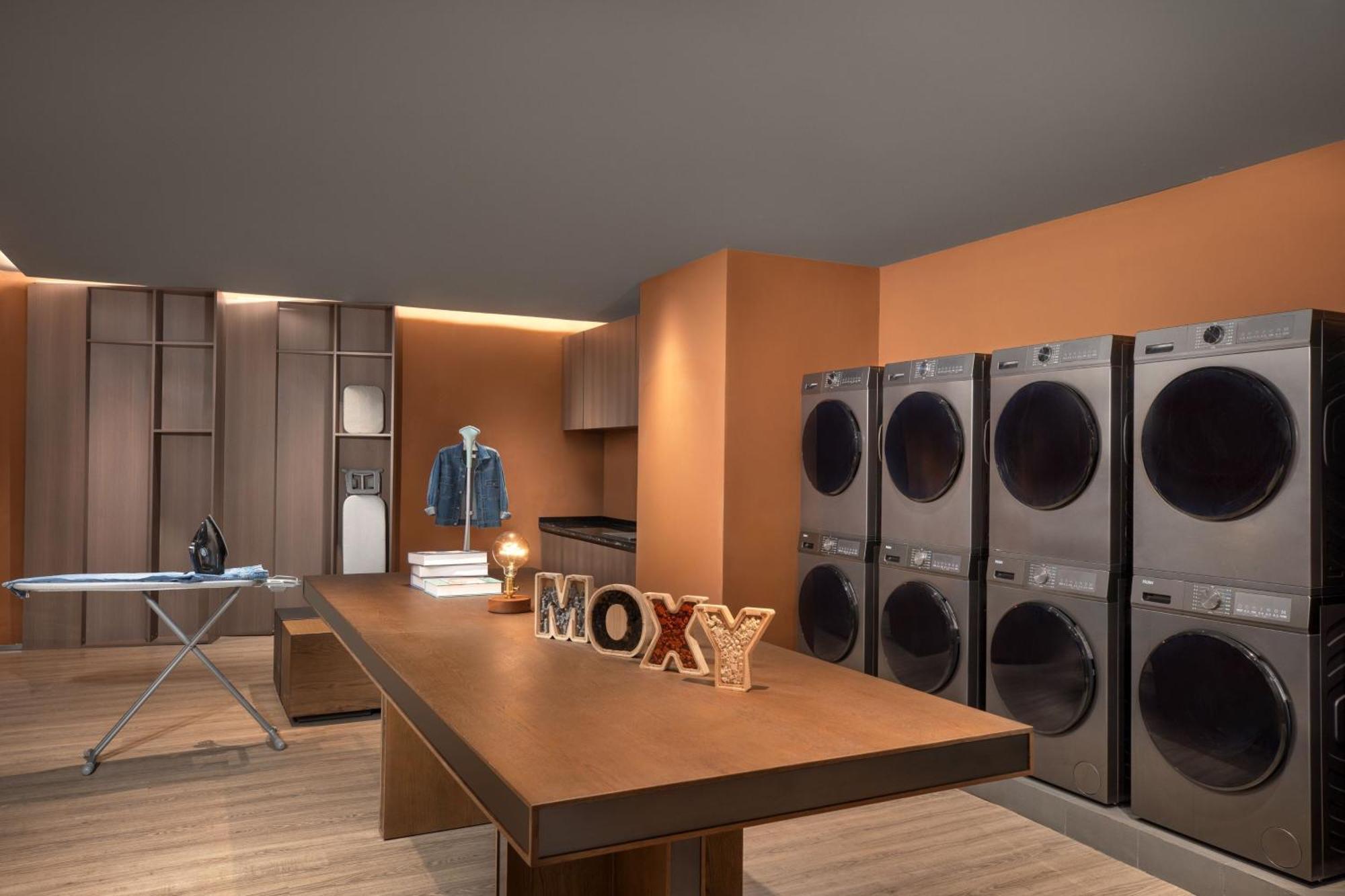 Moxy Chongqing Hotel Bagian luar foto